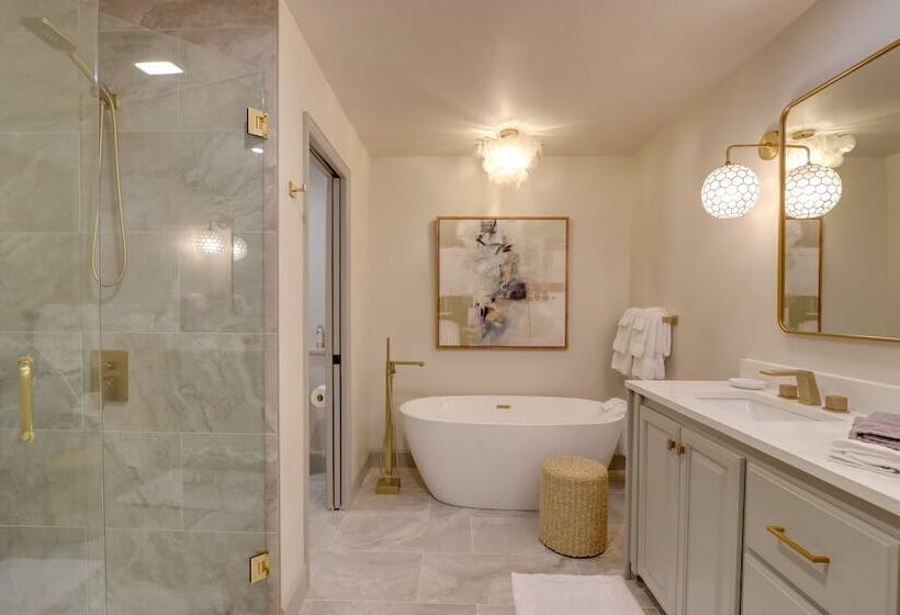 Hayesville River Run Home On Hiwassee River!