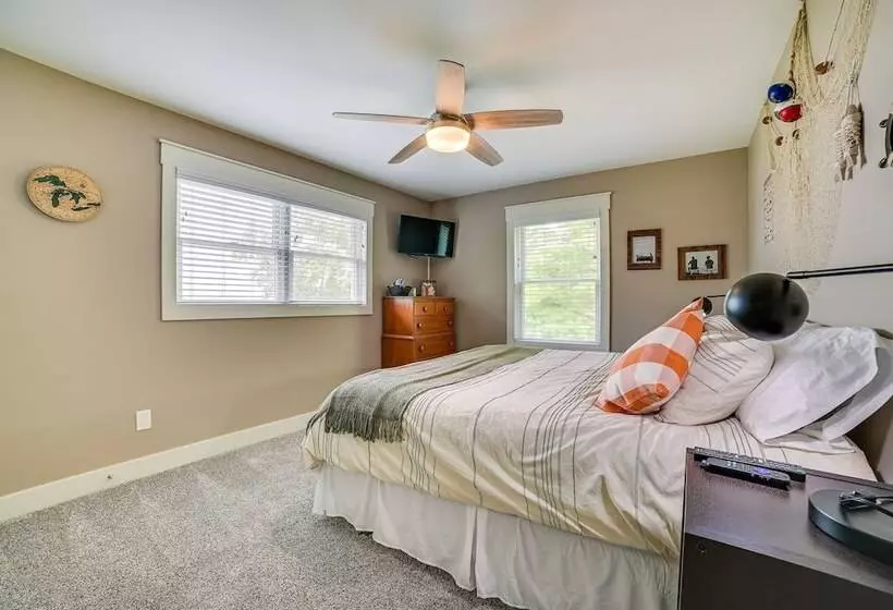 Houghton Lake Home W/ Private Dock + Kayaks!