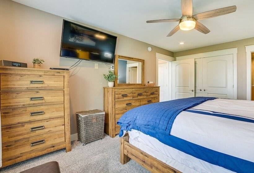 Houghton Lake Home W/ Private Dock + Kayaks!