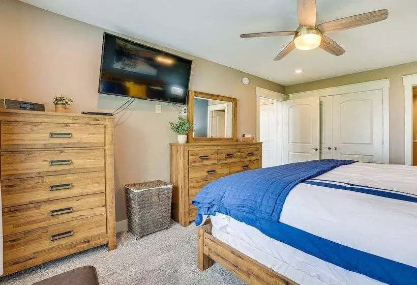 Houghton Lake Home W/ Private Dock + Kayaks!