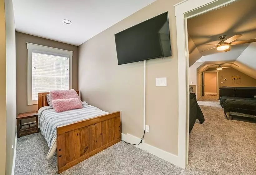 Houghton Lake Home W/ Private Dock + Kayaks!