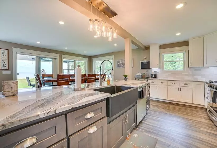 Houghton Lake Home W/ Private Dock + Kayaks!