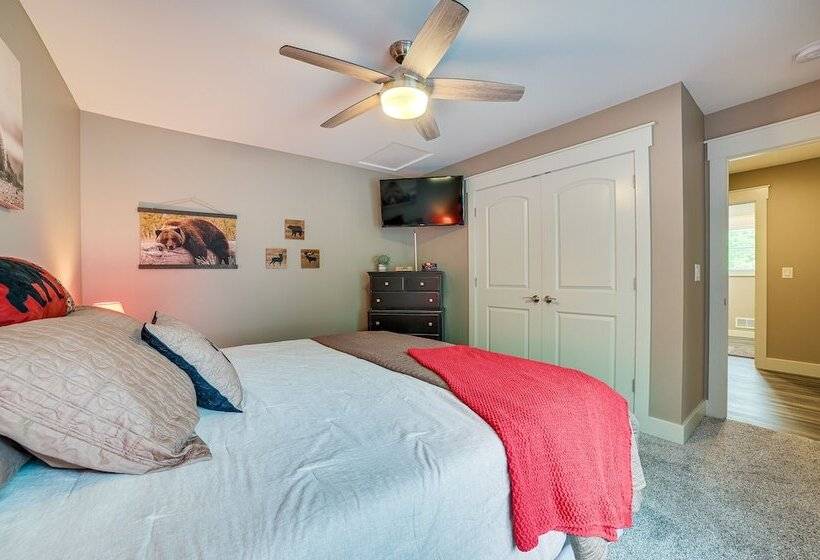 Houghton Lake Home W/ Private Dock + Kayaks!