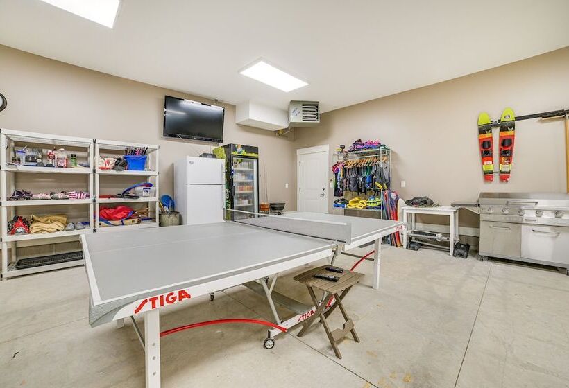 Houghton Lake Home W/ Private Dock + Kayaks!