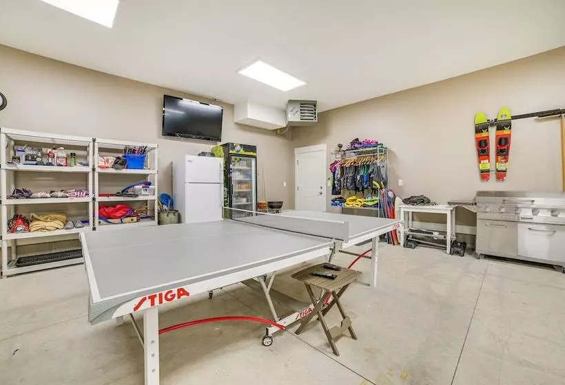 Houghton Lake Home W/ Private Dock + Kayaks!