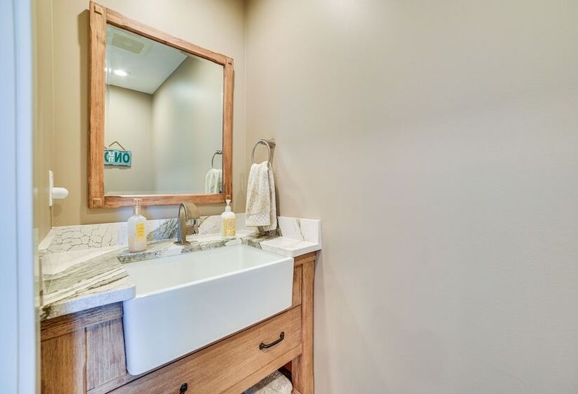 Houghton Lake Home W/ Private Dock + Kayaks!