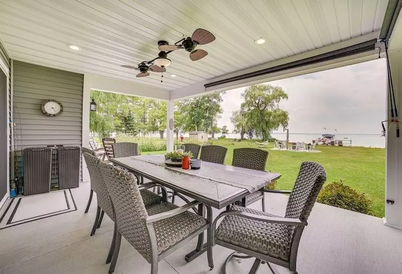 Houghton Lake Home W/ Private Dock + Kayaks!