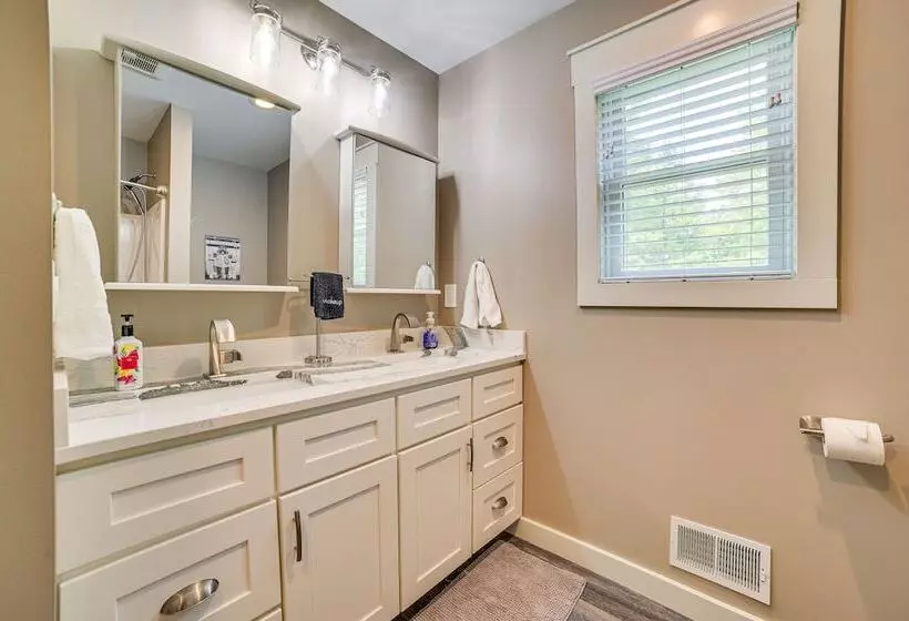 Houghton Lake Home W/ Private Dock + Kayaks!