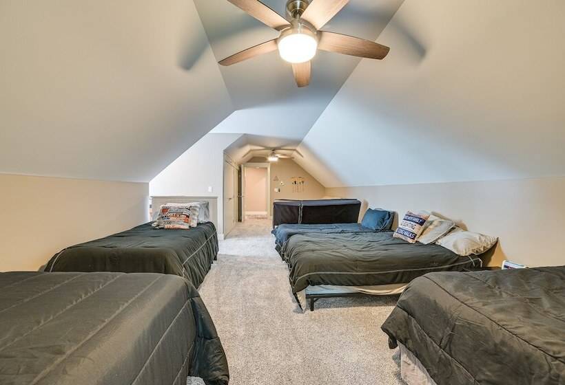 Houghton Lake Home W/ Private Dock + Kayaks!