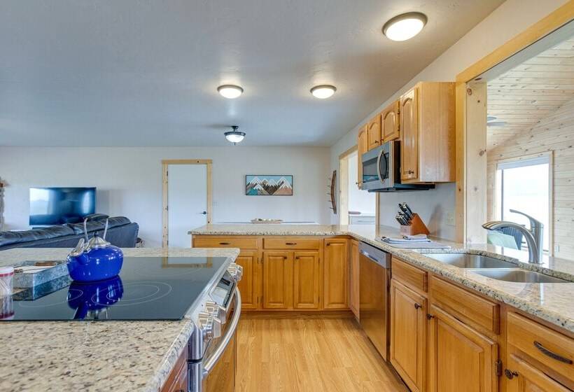 Jefferson Home W/ Mountain Views: Near Ski Slopes!