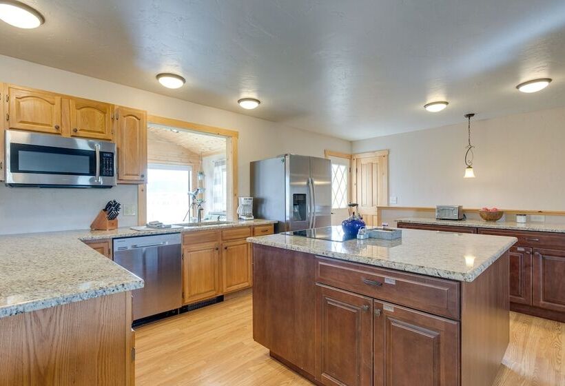 Jefferson Home W/ Mountain Views: Near Ski Slopes!