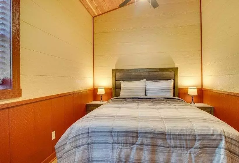 Lakefront Bull Shoals Cabin Rental: Pets Welcome!