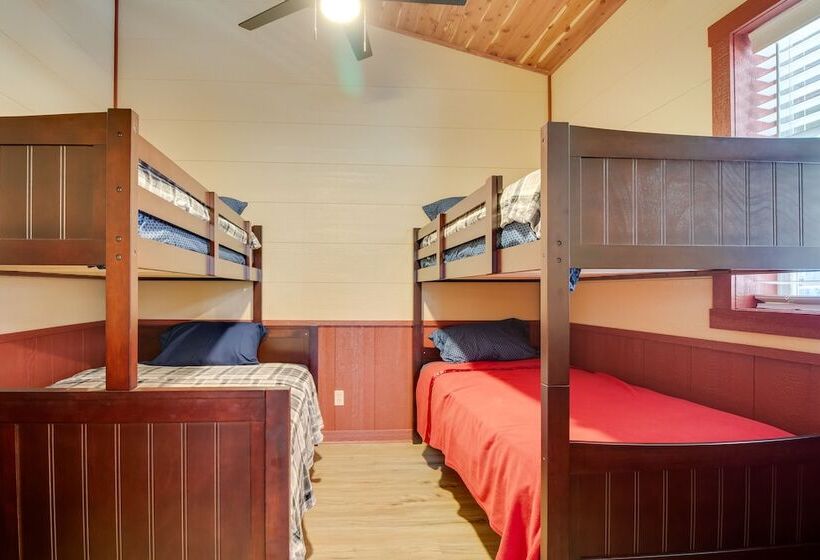 Lakefront Bull Shoals Cabin Rental: Pets Welcome!