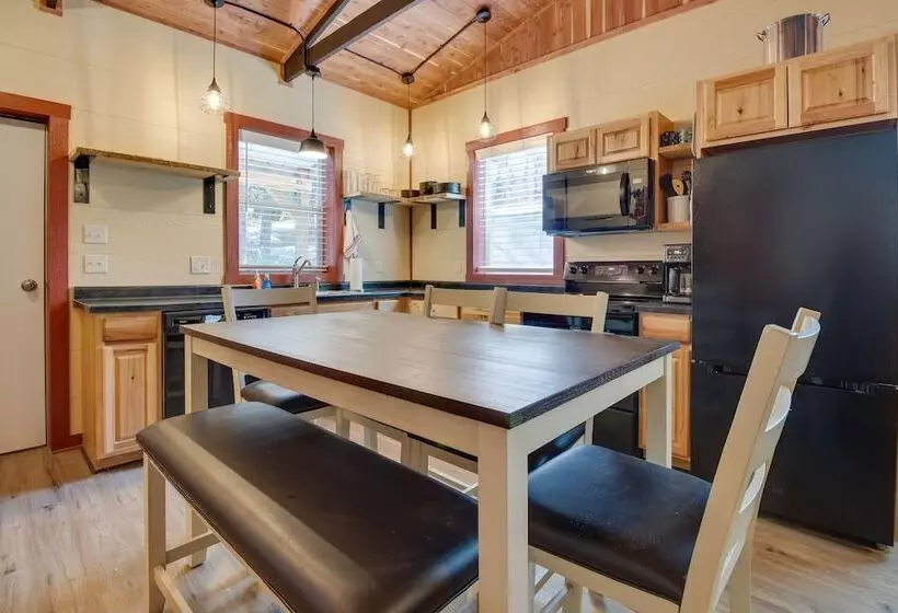 Lakefront Bull Shoals Cabin Rental: Pets Welcome!