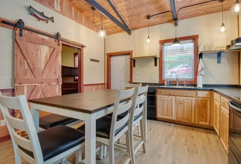 Lakefront Bull Shoals Cabin Rental: Pets Welcome!