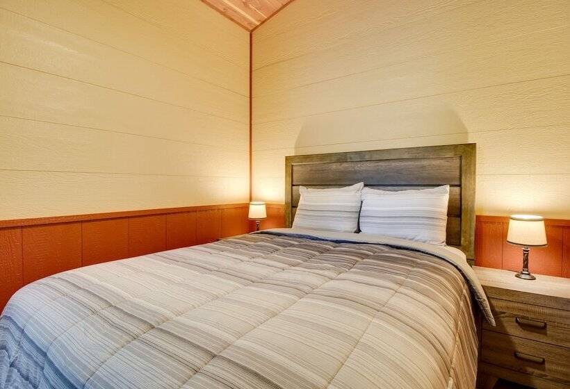 Lakefront Bull Shoals Cabin Rental: Pets Welcome!