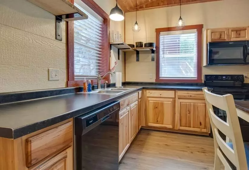 Lakefront Bull Shoals Cabin Rental: Pets Welcome!