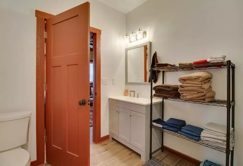 Lakefront Bull Shoals Cabin Rental: Pets Welcome!