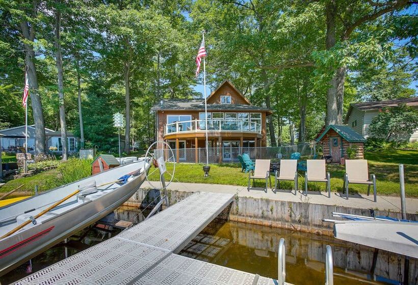 Lakefront Cadillac Retreat W/ Sauna + Boating!