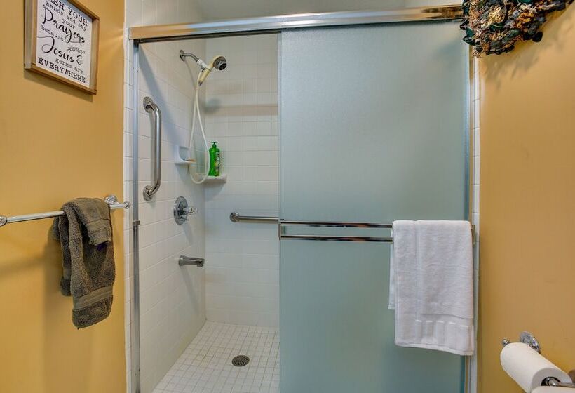 Lakefront Cadillac Retreat W/ Sauna + Boating!