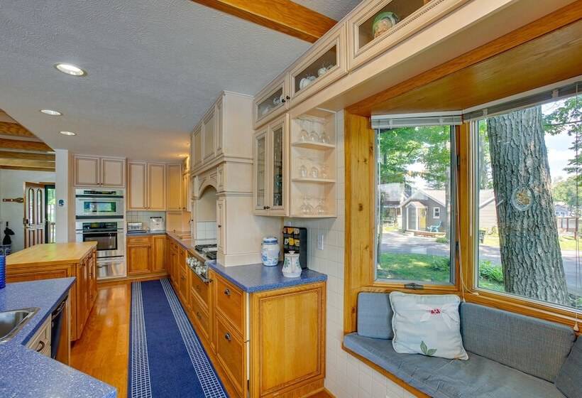 Lakefront Cadillac Retreat W/ Sauna + Boating!