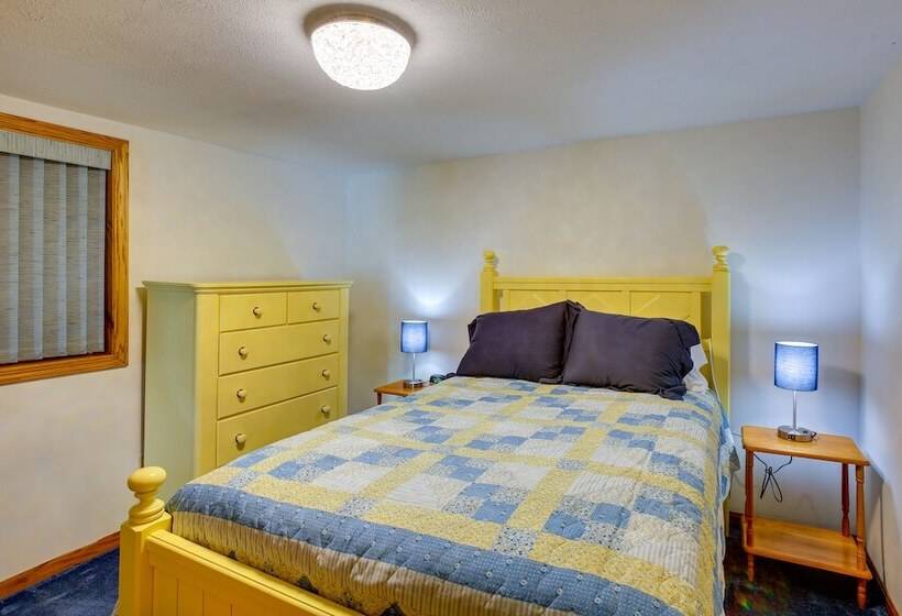 Lakefront Cadillac Retreat W/ Sauna + Boating!