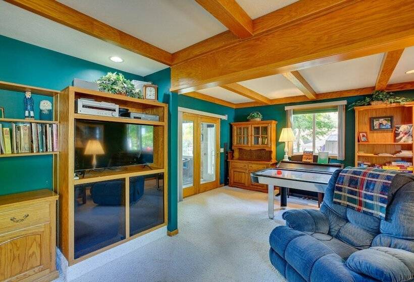 Lakefront Cadillac Retreat W/ Sauna + Boating!