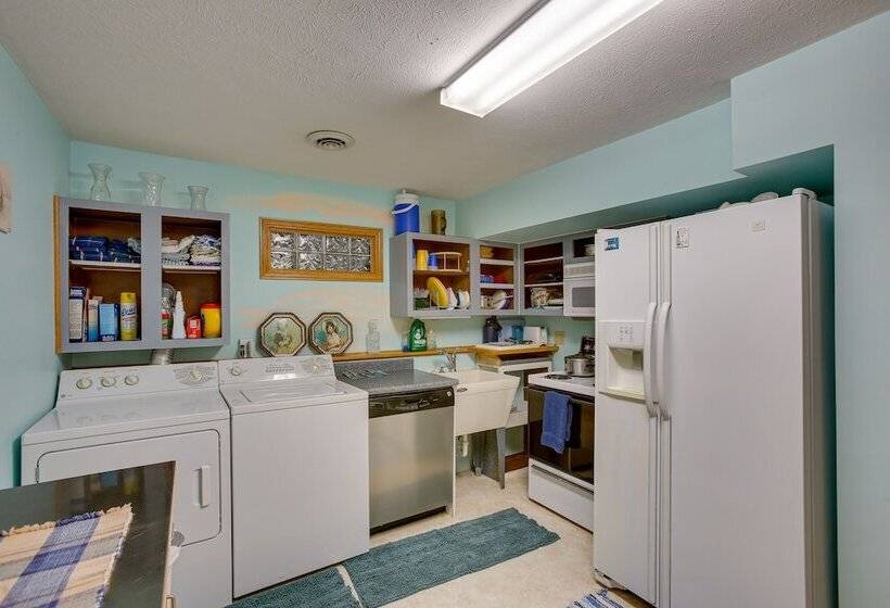 Lakefront Cadillac Retreat W/ Sauna + Boating!