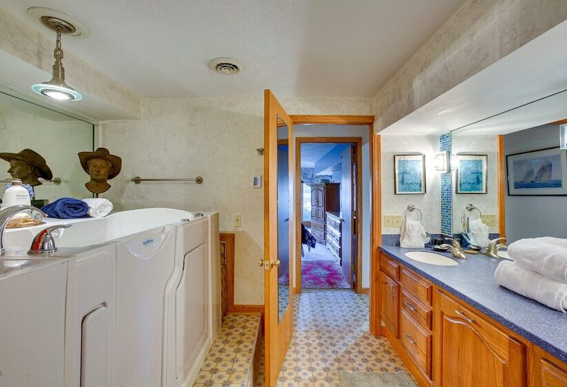 Lakefront Cadillac Retreat W/ Sauna + Boating!