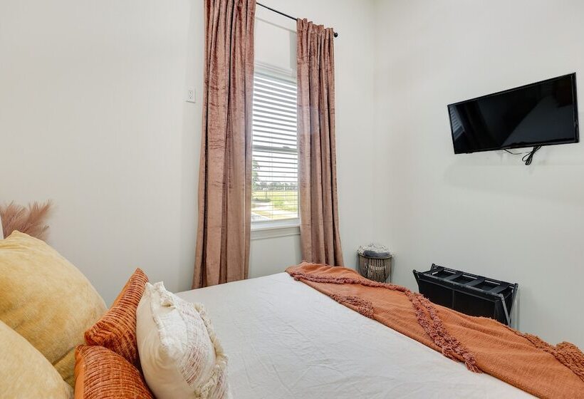 Modern, Riverfront Family House W/ Balcony & Grill