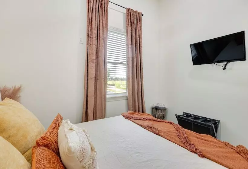 Modern, Riverfront Family House W/ Balcony & Grill