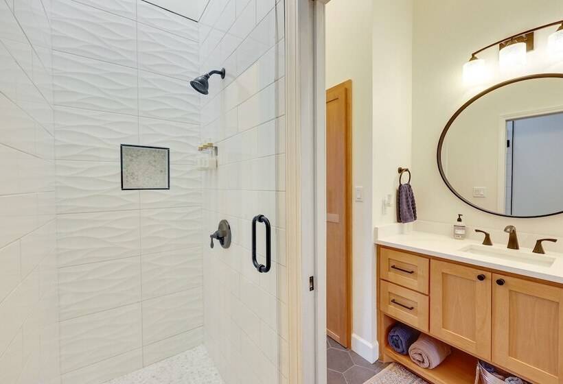 Modern, Riverfront Family House W/ Balcony & Grill