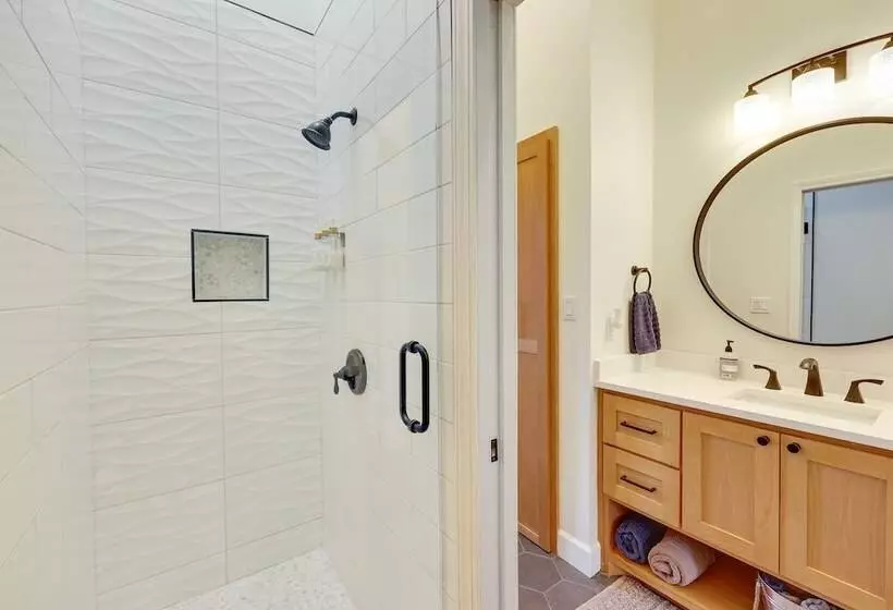 Modern, Riverfront Family House W/ Balcony & Grill