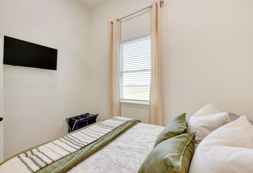 Modern, Riverfront Family House W/ Balcony & Grill