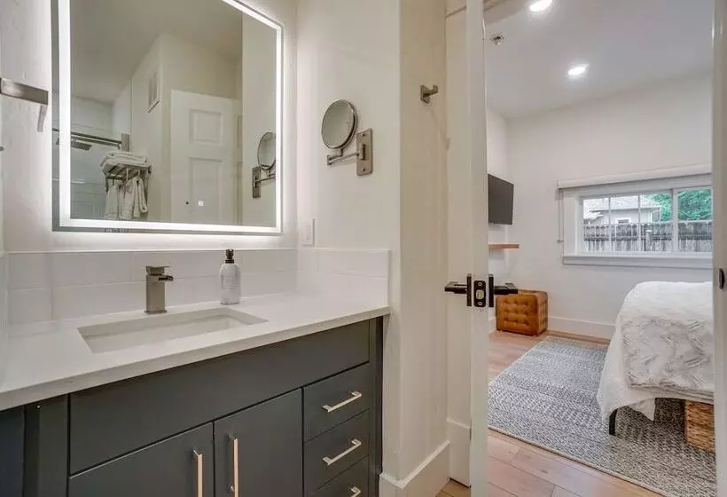 Old Town Carriage House W/ Private Patio