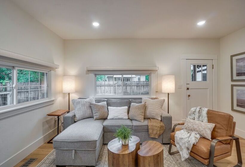 Old Town Carriage House W/ Private Patio