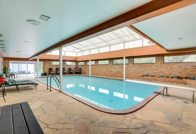 Indoor Pool: Peaceful Oasis In Hitchcock!