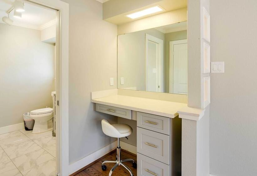 Indoor Pool: Peaceful Oasis In Hitchcock!