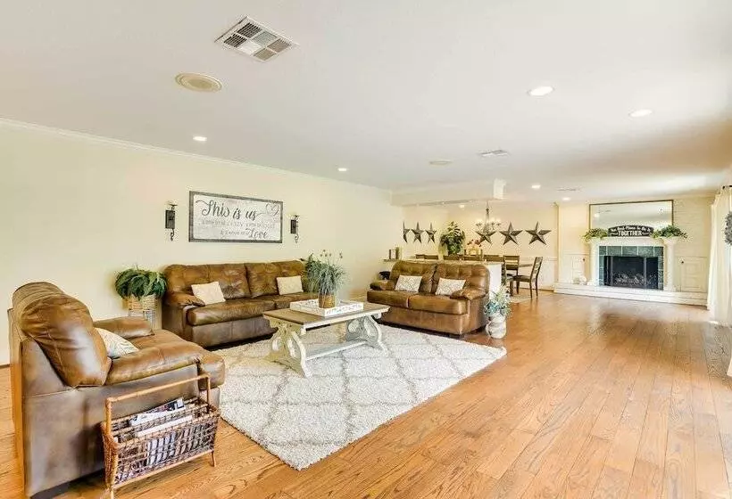 Indoor Pool: Peaceful Oasis In Hitchcock!