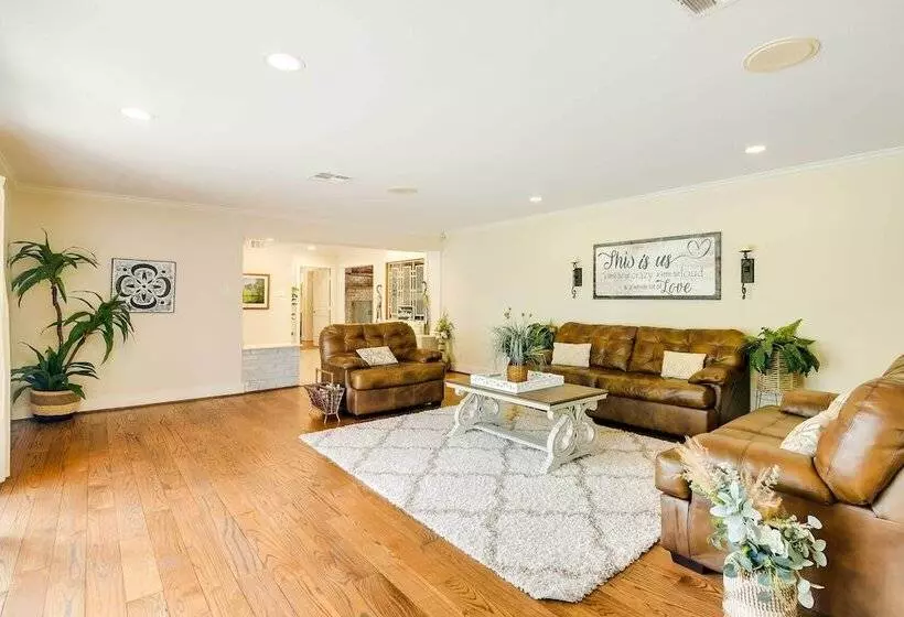 Indoor Pool: Peaceful Oasis In Hitchcock!