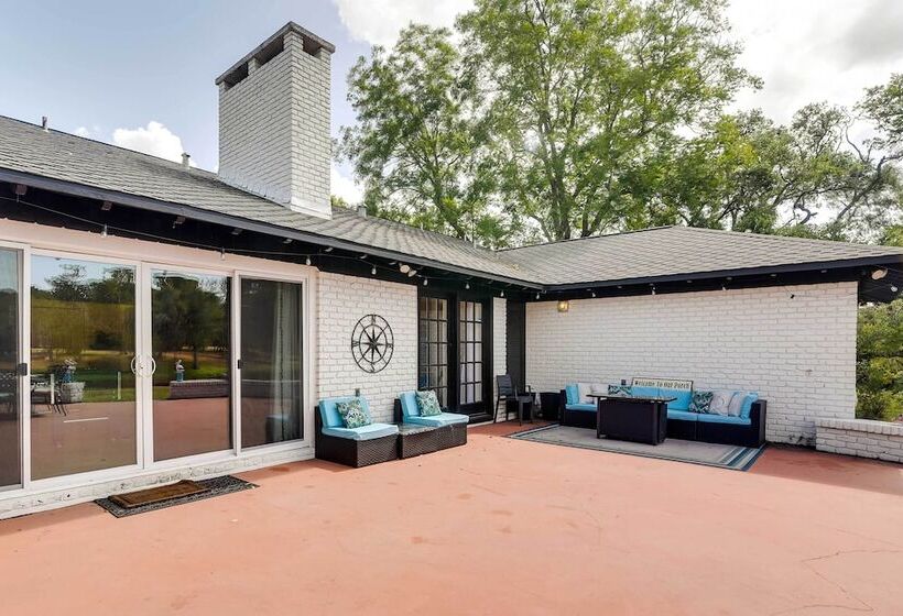 Indoor Pool: Peaceful Oasis In Hitchcock!