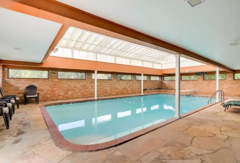 Indoor Pool: Peaceful Oasis In Hitchcock!