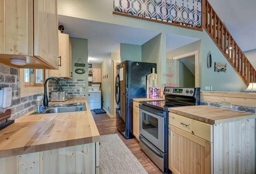 Peaceful Waterfront Cabin On Tittabawassee River!