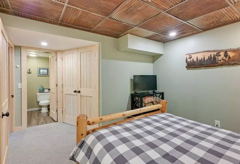 Peaceful Waterfront Cabin On Tittabawassee River!