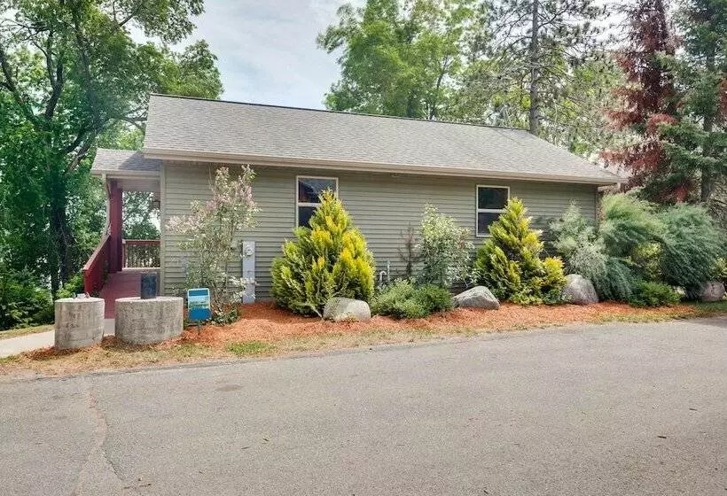 Pet Friendly Wisconsin Cabin On Lake W/ Fire Pit!