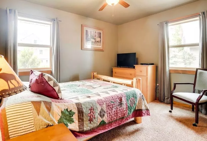 Pet Friendly Wisconsin Cabin On Lake W/ Fire Pit!