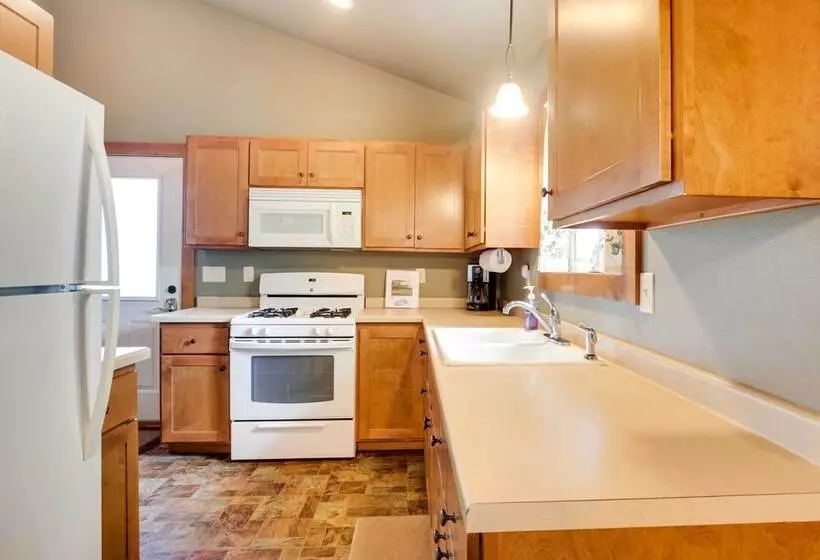 Pet Friendly Wisconsin Cabin On Lake W/ Fire Pit!