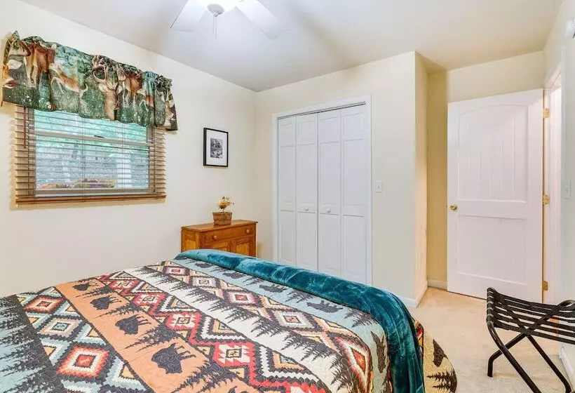 Quiet Murphy Hideaway W/ Decks & Outdoor Fireplace