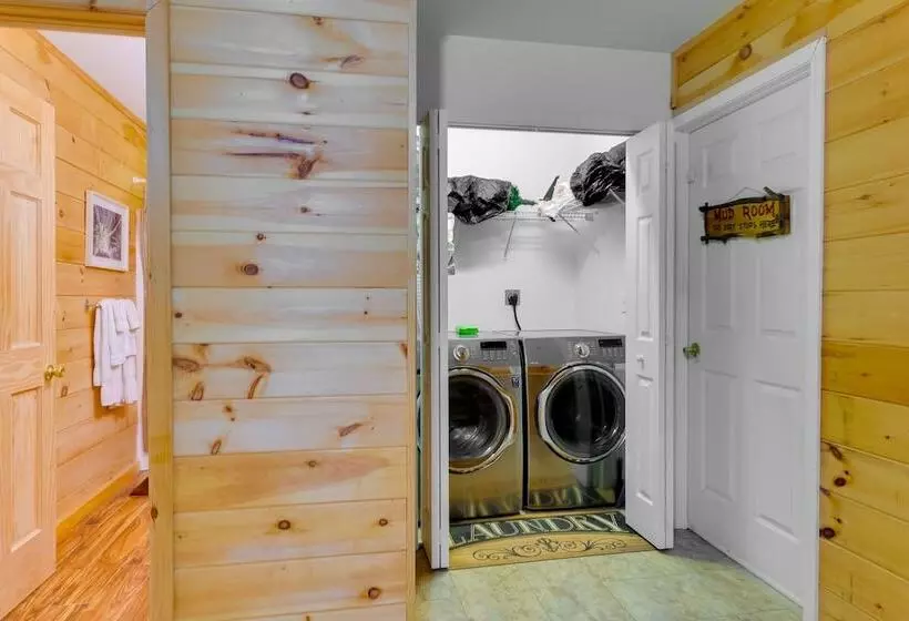 Quiet Murphy Hideaway W/ Decks & Outdoor Fireplace