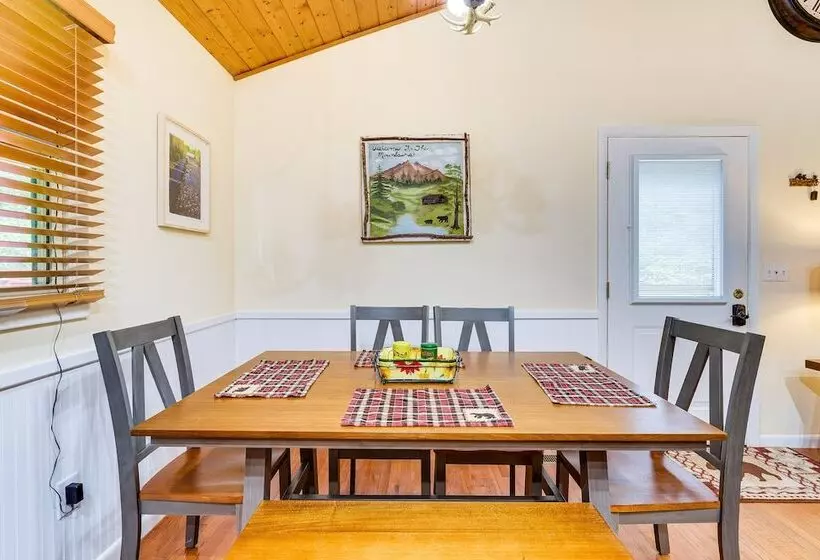 Quiet Murphy Hideaway W/ Decks & Outdoor Fireplace